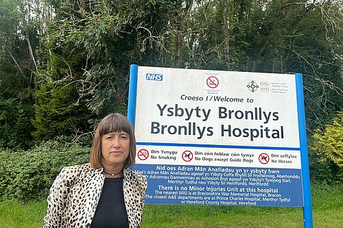 Jane Dodds MS in front of a hospital