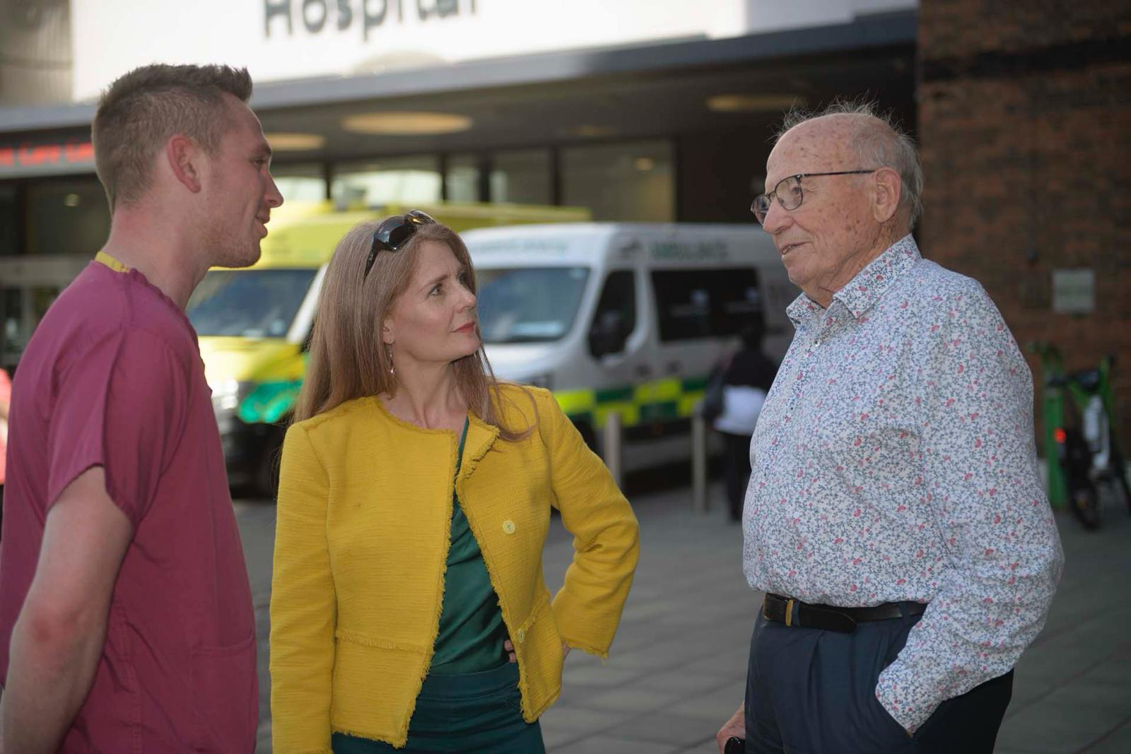 Cllr Rachel Bentley talking to concerned residents at Guy's Hospital